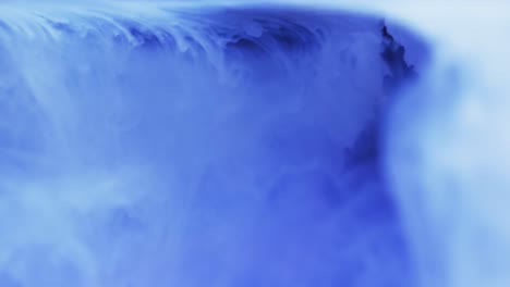 video de un primer plano de tinta púrpura en el agua con espacio para copiar