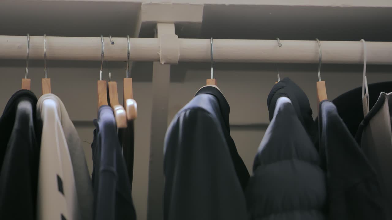 옷장 에서 슈트 를 잡는 사람