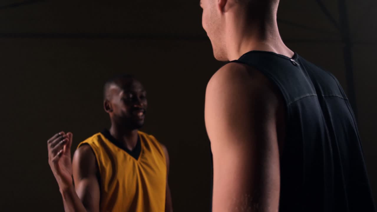 deportistas abrazándose unos a otros