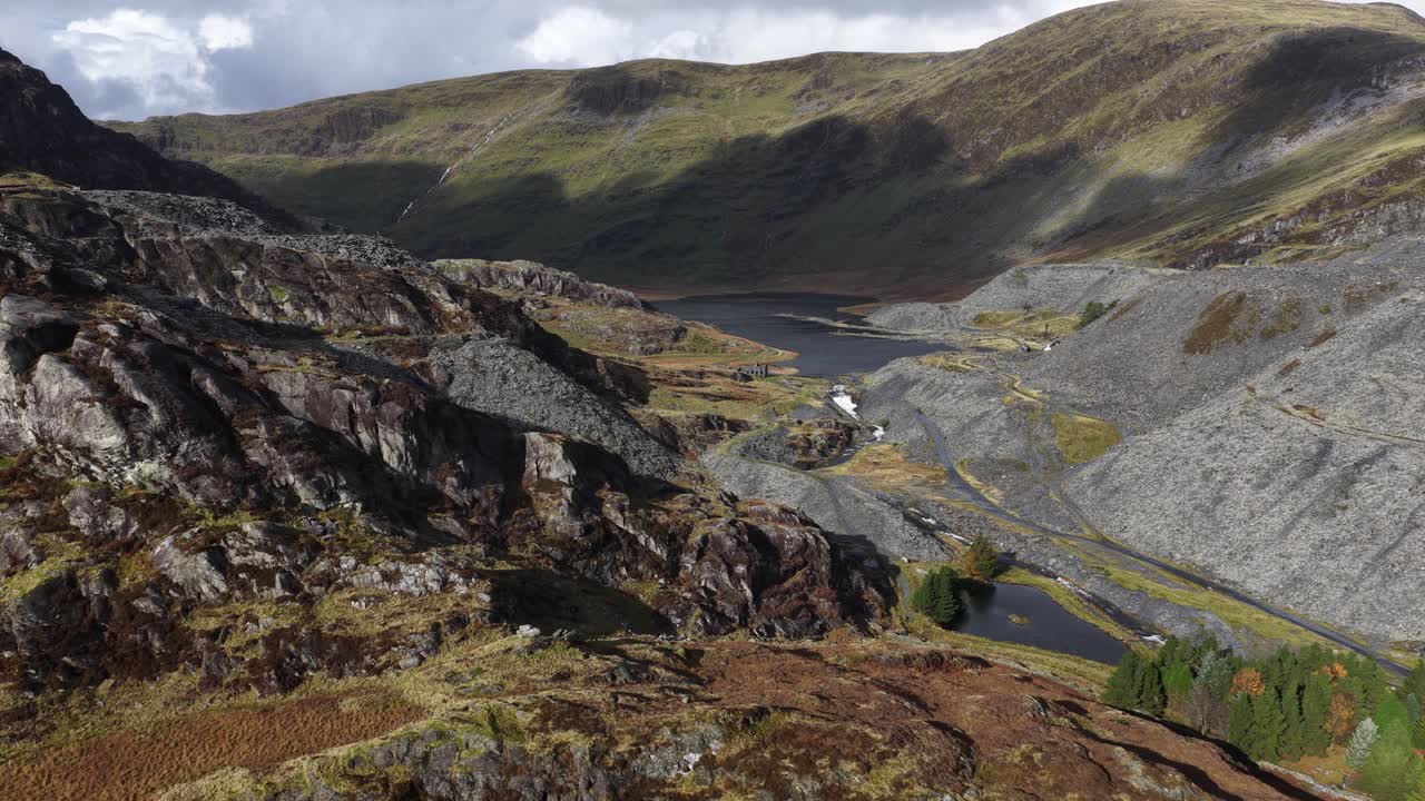 Video aereo del paesaggio montuoso e aspro intorno a Llyn Cwmorthin nel Parco Nazionale di Snowdonia, che mette in mostra il drammatico territorio gallese, la natura selvaggia e la bellezza scenica degli altopiani