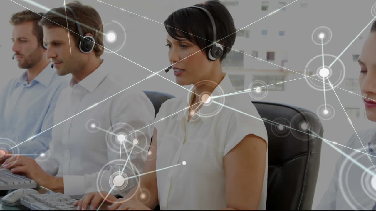 사무실에서 컴퓨터를 사용하는 다양한 사업가들에 대한 연결 네트워크의 활성화