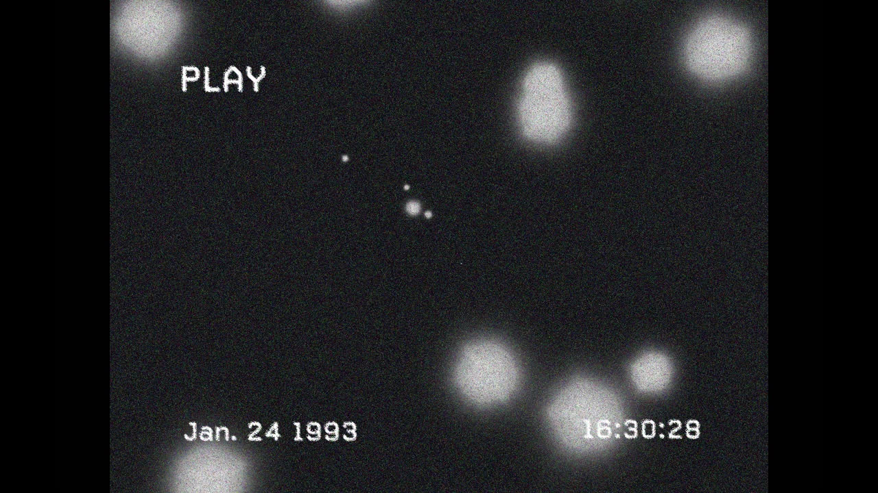 검은 바탕에 빛나는 반점 위의 간섭의 애니메이션