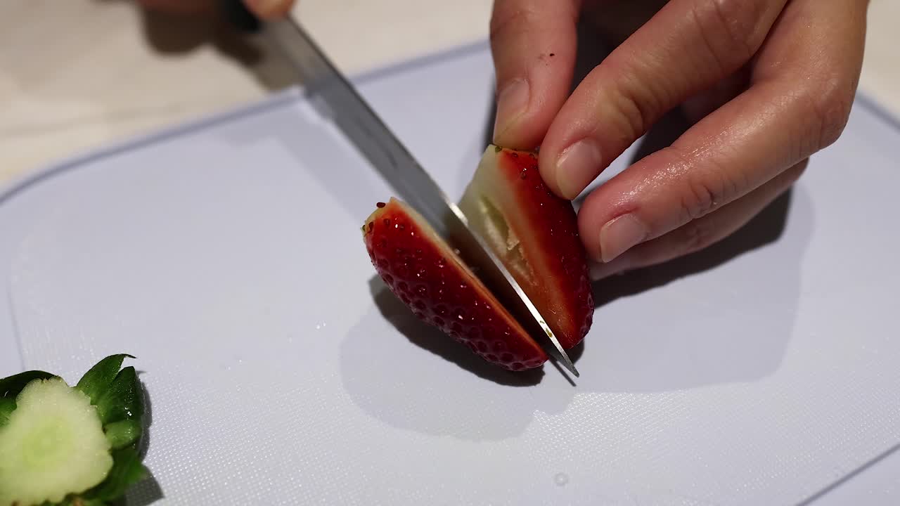 cortando una fresa en una tabla de cortar