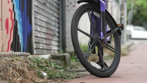 A-hire-bike-stands-on-a-quiet-urban-residential-street,-innerwest-Sydney-Australia