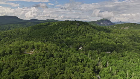 Highlands-Carolina-Del-Norte-Vuelo-Aéreo-Con-Drones-V10-Barrio-Aislado-En-La-Ladera-Que-Captura-Casas-De-Lujo,-Frondosos-Bosques-Verdes-Y-Paisajes-Montañosos-En-Verano---Filmado-Con-Mavic-3-Cine---Julio-De-2022