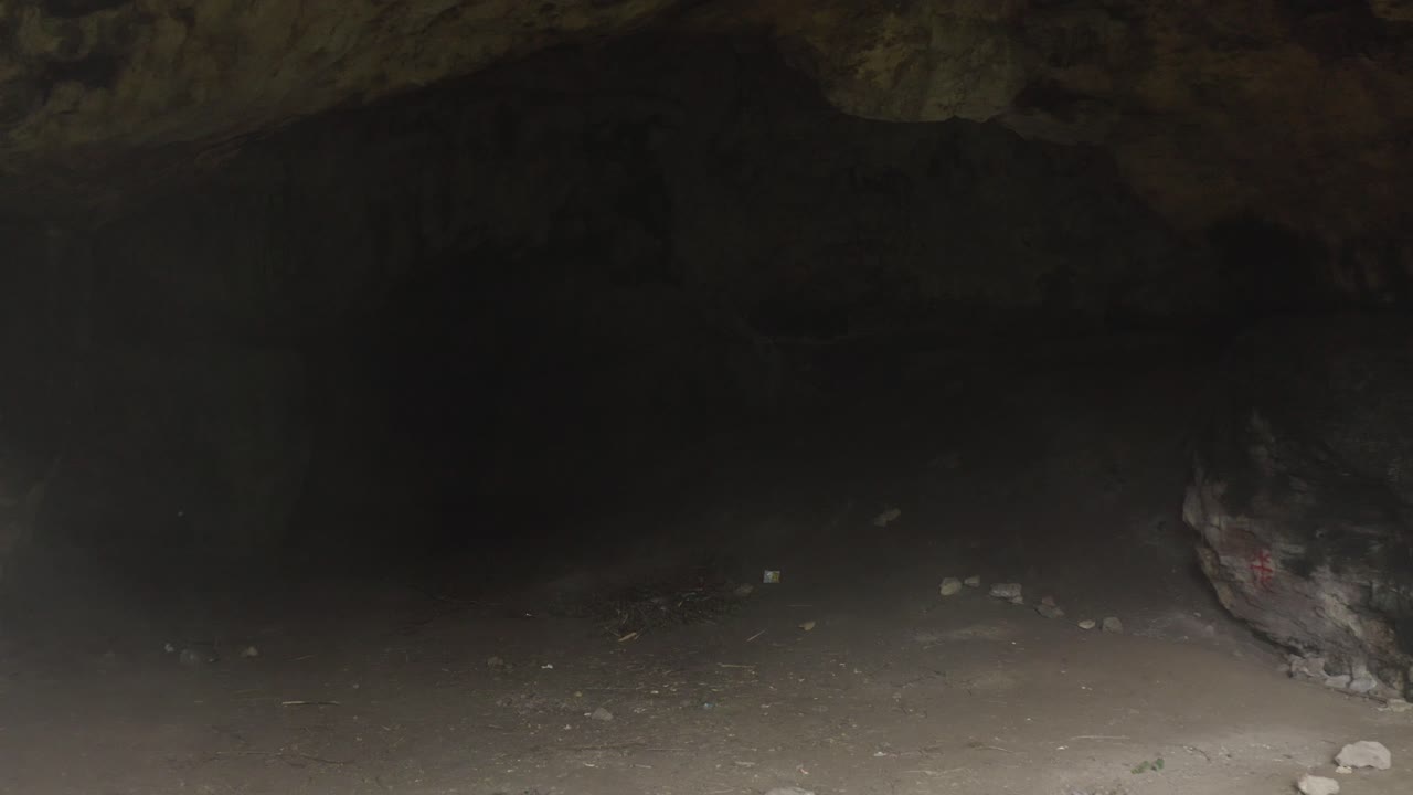 drone volando dentro de una cueva oscura. 4k