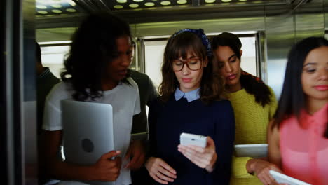 iconos digitales y procesamiento de datos contra personas que trabajan en una oficina