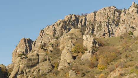 el paisaje rocoso de las montañas en otoño