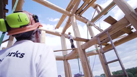 construcción de cabañas de madera en curso
