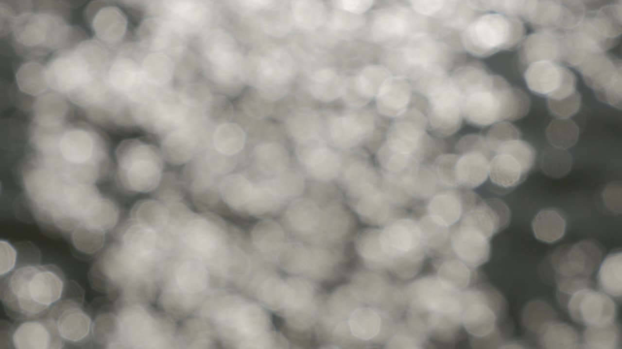 reflejo borroso del agua se desvía fuera de foco 4k