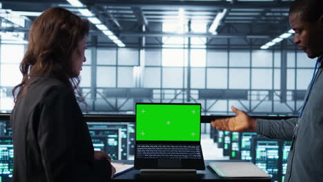 compañeros de trabajo en el centro de datos usando computadoras portátiles de maqueta, integrando tecnologías verdes