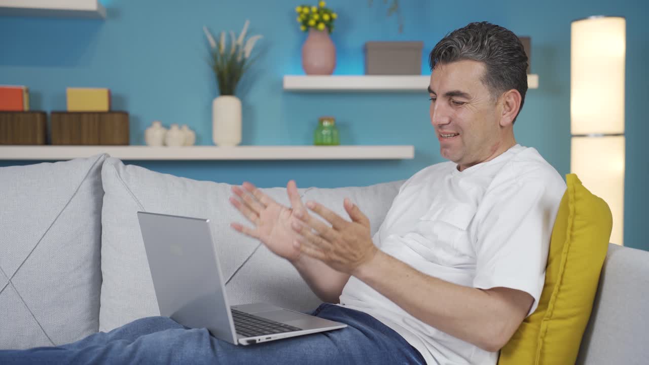 persona de negocios trabajando en casa en una computadora portátil y satisfecha con el progreso.