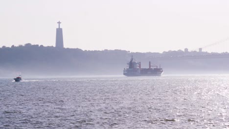 Río-Tajo-De-Lisboa-Con-Barcos-Hacia-Abajo-Durante-El-Otoño