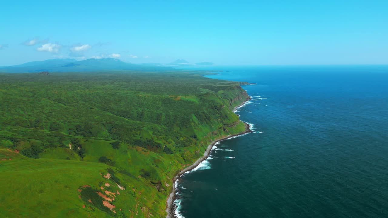 прибрежный ландшафт с пышной растительностью и видом на океан