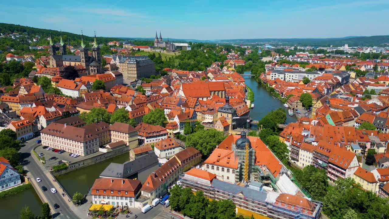 Video aereo con drone in 4K della storica Cattedrale di Bamberga e dell'Abbazia di Michaelsberg lungo il fiume Regnitz nella zona della Città Vecchia del centro di Bamberga, Germania