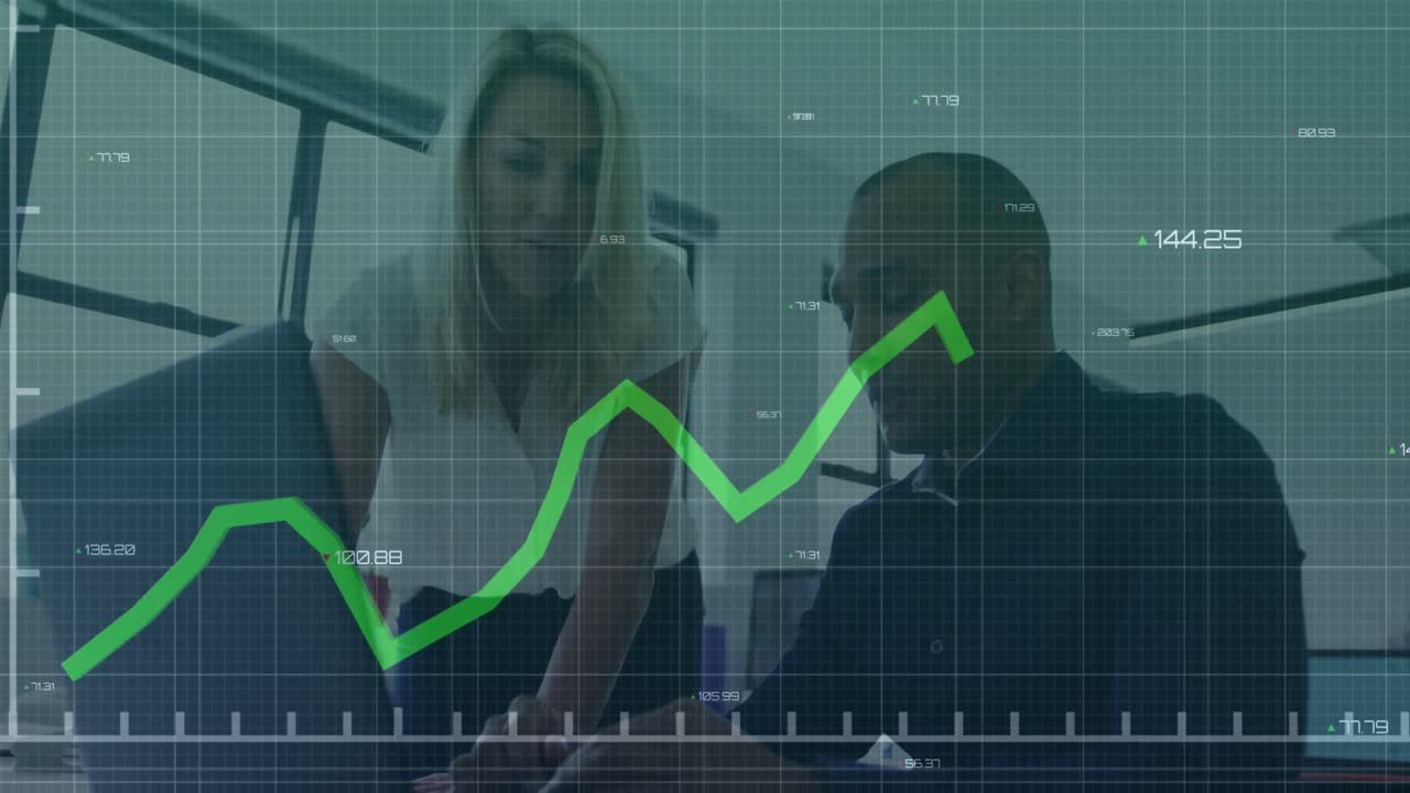 animación de un gráfico de líneas sobre varios colegas discutiendo estrategias sobre una computadora portátil en la oficina