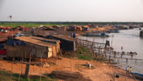 Mittlere-Aufnahme-Des-Tilt-Shift-Dorfes-In-Phnom-Kraom