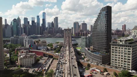 Fahrzeug--Und-Fußgängerverkehr-Auf-Der-Brooklyn-Bridge