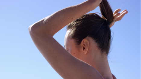 Mujer-Corredora-Atándose-El-Cabello-Antes-De-Correr