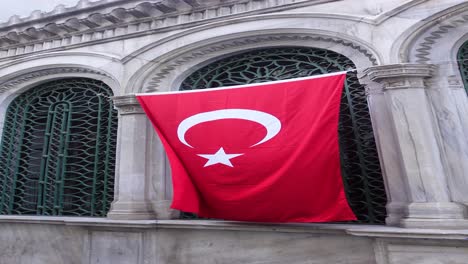 bandera turca colgada en un edificio