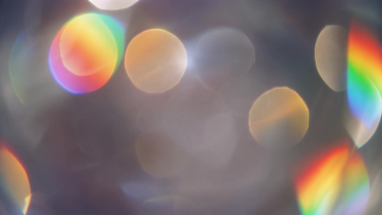 カラフルな光のボケとプリズムの屈折を伴う抽象的な背景