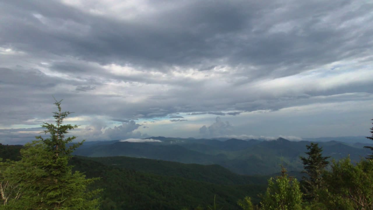 그레이트 스모키 마운틴 국립공원의 워터록 노브 산봉우리: 실시간