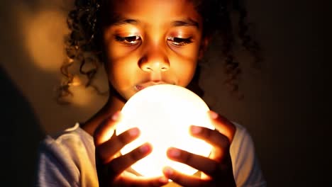 una joven con una esfera brillante