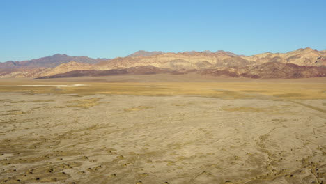 vista panorámica de los terrenos ásperos, escarpados, cálidos y secos del parque nacional del valle de la muerte