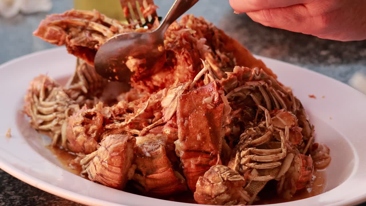 맛있는 크레이피시 요리가 준비되고 제공되고 있습니다.