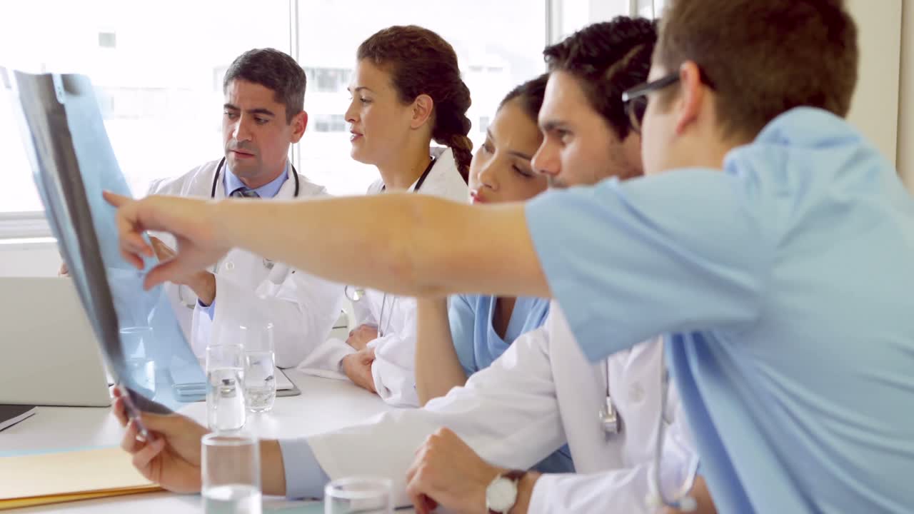 el equipo médico tiene una reunión sobre radiografías.