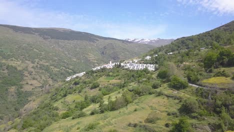 vista de drones de capileira, un pequeño pueblo en las famosas alpujarras, granada, españa