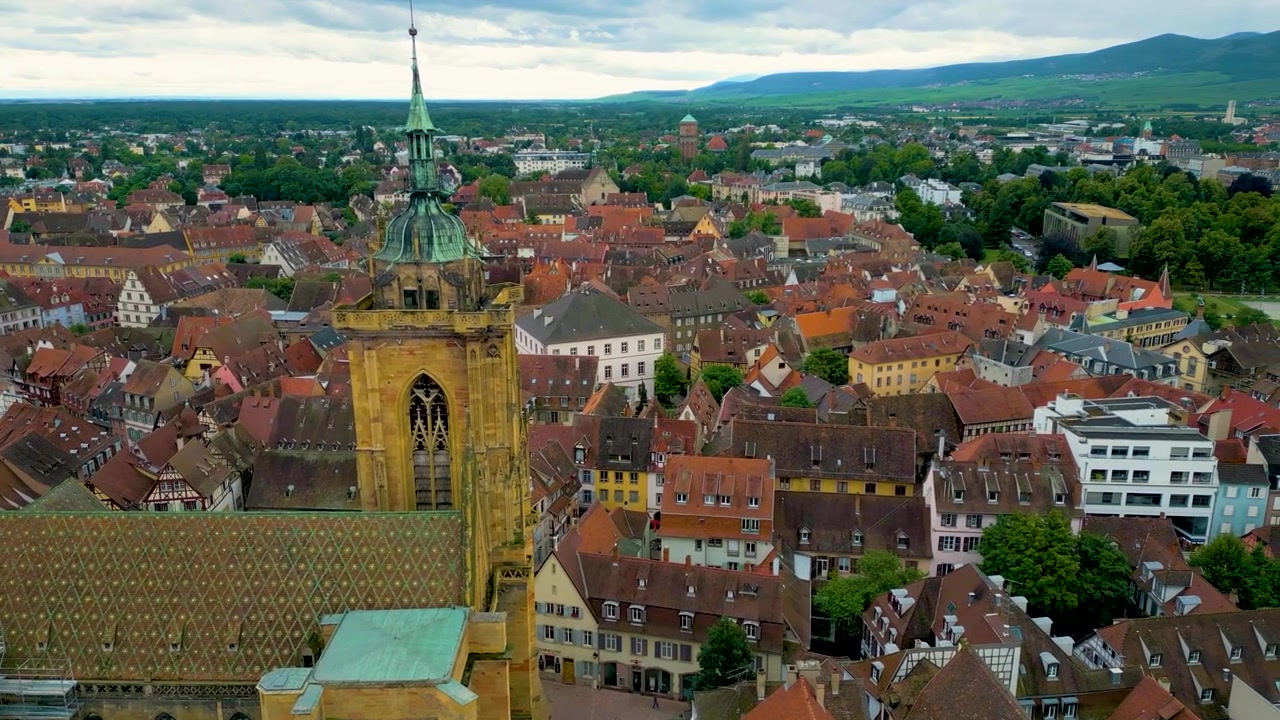 Video aereo 4K con drone del campanile della storica Chiesa Collegiata di Saint-Martin a Colmar, Francia.