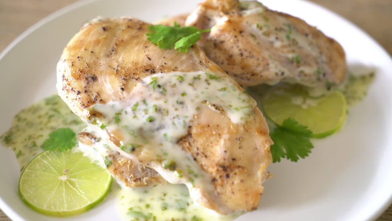 pechuga de pollo a la parrilla con salsa de lima y limón