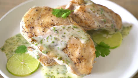 pechuga de pollo a la parrilla con salsa de lima limón