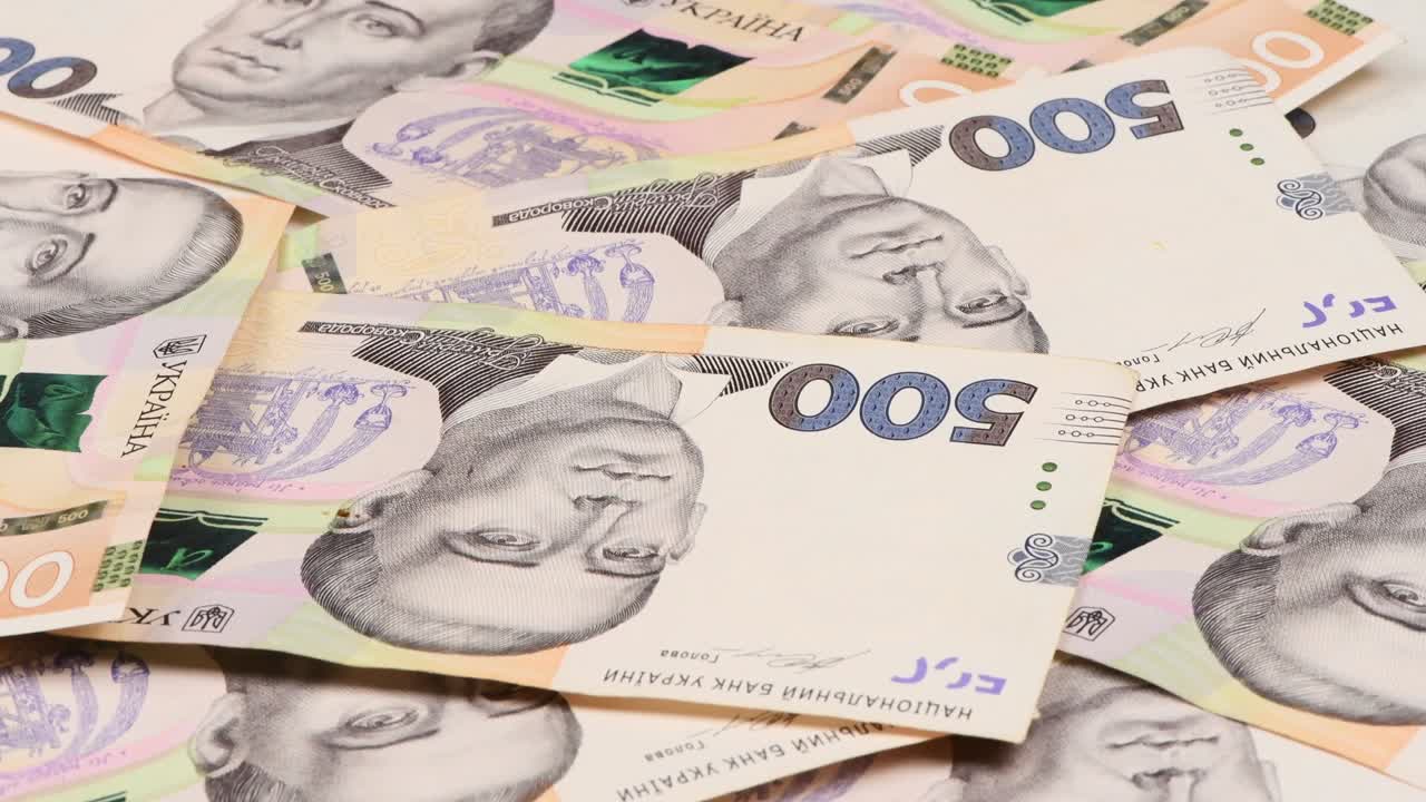 500 uah (우크라이나 리브니아) - 우크라이나의 통화, 면 뷰, 루프 모션, 회전.