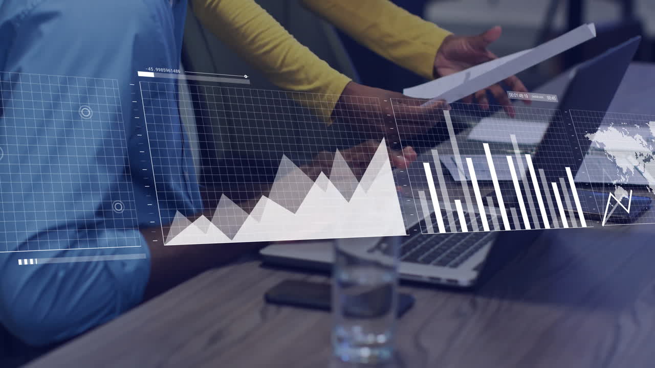 analizando la animación de datos financieros sobre profesionales de negocios que trabajan en computadoras portátiles
