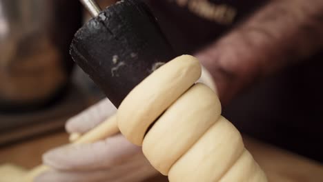 pastelería trdelnik hecha con masa enrollada, instrucciones de primer plano