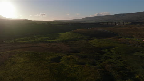 Toma-De-Drones-De-Los-Valles-De-Yorkshire-Con-El-Viaducto-Ribblehead-Distante