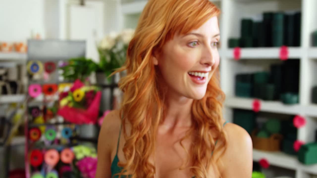 디지털 태블릿을 사용하는 여성 꽃 가게