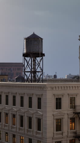 torre de agua en un edificio de la ciudad