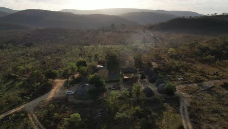 Vista-Aérea-Del-Pueblo-En-Chapada-Dos-Veadeiros-&#39;aldeia-Mono&#39;-Casas-De-Bioconstrucción-Huecas-Cerrado-Paisaje-De-Belleza-Goiás-Brasil