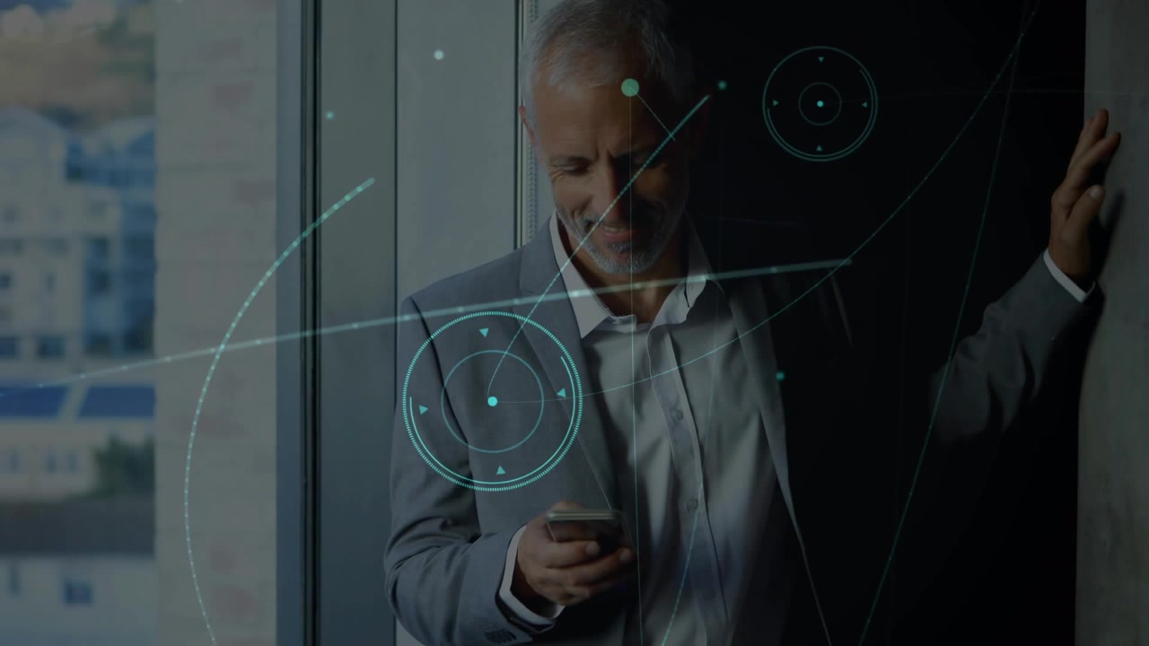 Uomo d'affari maturo che utilizza lo smartphone con sovrapposizione di tecnologia digitale