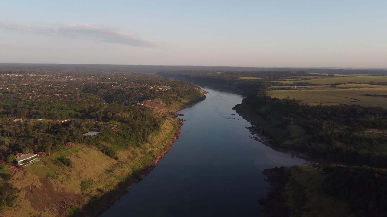 triple frontera entre argentina, brasil y paraguay al atardecer