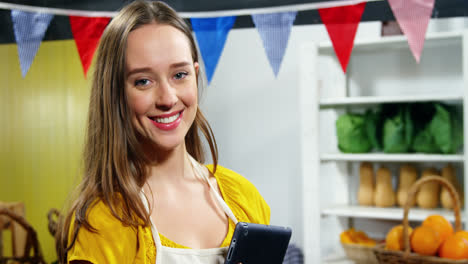 trabajadora con una tableta digital