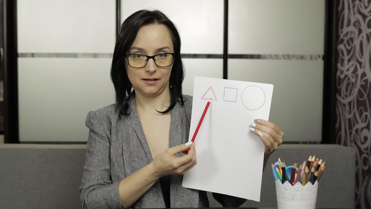 maestra haciendo videoconferencia. educación a distancia con la clase de los niños en casa