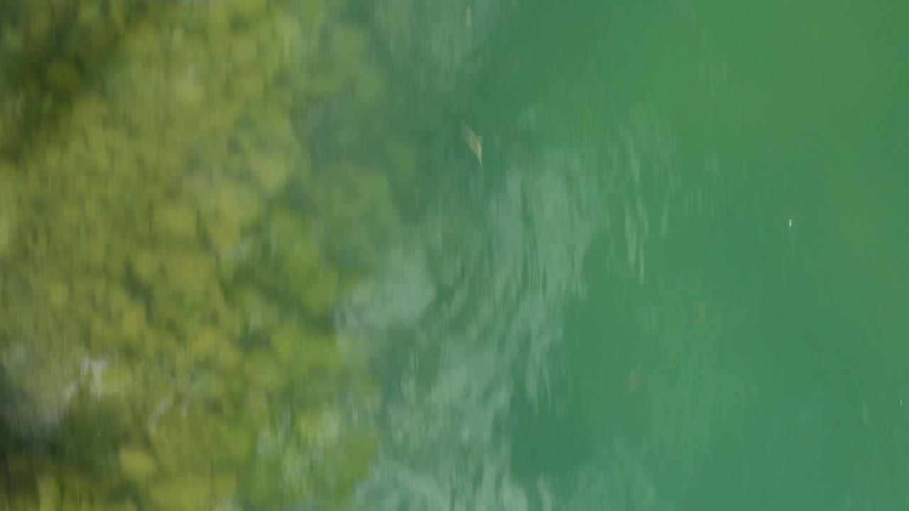 драматический наклон вверх над руслами рек