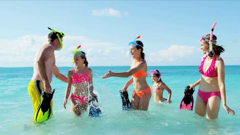 familia caucásica sana disfrutando de diversión con equipo de buceo