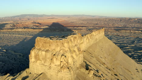 Drohnenaufnahmen,-Die-Zur-Goldenen-Stunde-In-Utah,-Mondlandschaft,-über-Fabrikbutte-Mit-Verrückten-Felsformationen-Und-Texturen-Fliegen