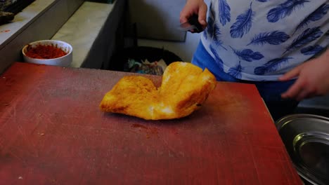 el pan tostado siendo cortado en rodajas