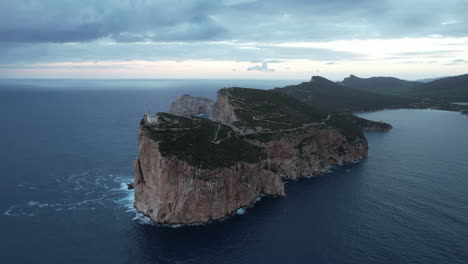 Capo-Caccia,-Cerdeña:-Descubriendo-El-Faro-Y-El-Acantilado-De-La-Isla-De-Cerdeña-Durante-La-Puesta-De-Sol